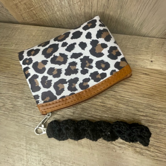 HANDMADE by ME 🖤Crochet BLACK Wristlet Strap with Silver Clip 🖤 - Picture 2 of 4